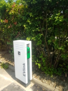 Borne de charge tertiaire pour vehicules electriques de la marque schneider à montbonnot